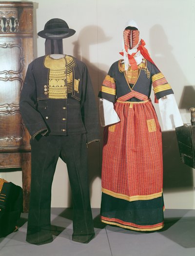 Dos maniquíes con trajes tradicionales para la Fiesta de Pont-l